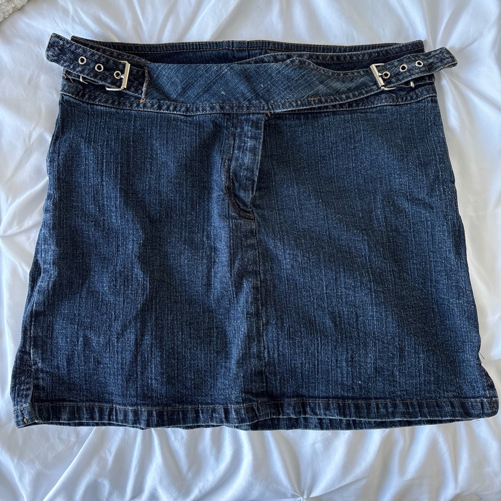 dark denim skirt with belt detail 💙